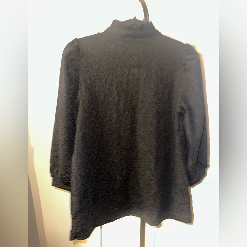 Crown & Ivy Size Medium Black Textured Ruffle VNeck Long Sleeve Blouse - Picture 5 of 7